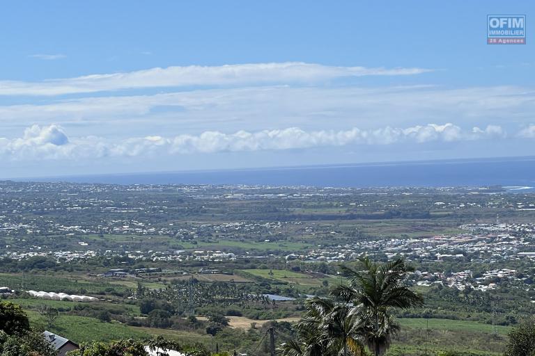 Belle propriété de 1003 m2 de terrain sur laquelle est construite une maison F3+ de 82 m2 habitables avec deux suites parentales et 30 m2 de varangue, pleine vue mer et montagne imprenables.