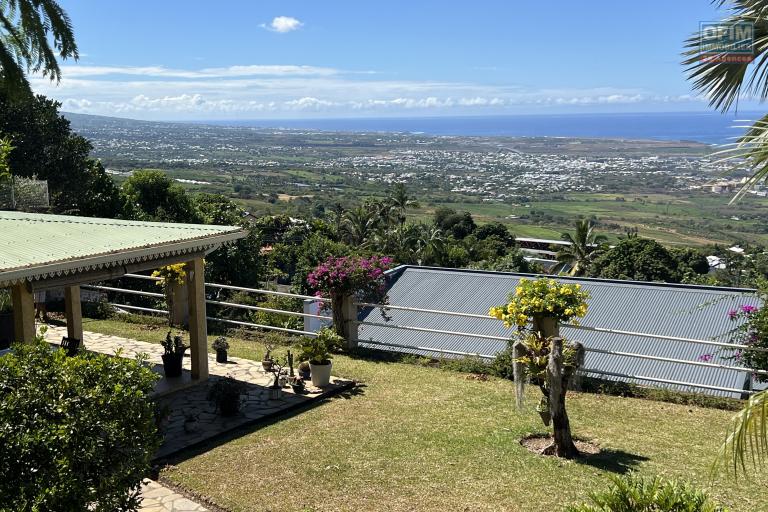 Belle propriété de 1003 m2 de terrain sur laquelle est construite une maison F3+ de 82 m2 habitables avec deux suites parentales et 30 m2 de varangue, pleine vue mer et montagne imprenables.