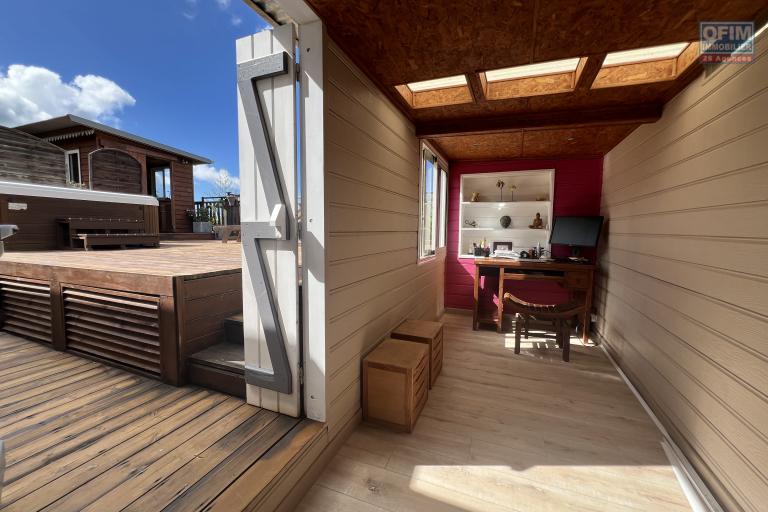 Jolie maison bois F3+ de 100 m² habitables + dépendance avec cuisine d'été/bar/buanderie + 100 m² de terrasse en caillebotis avec une magnifique vue océan/montagne, sans jardin.