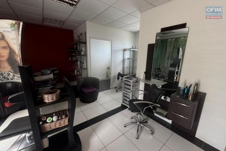 A louer local professionnel idéal pour salon de coiffure d'environ 31 m²  le Tampon