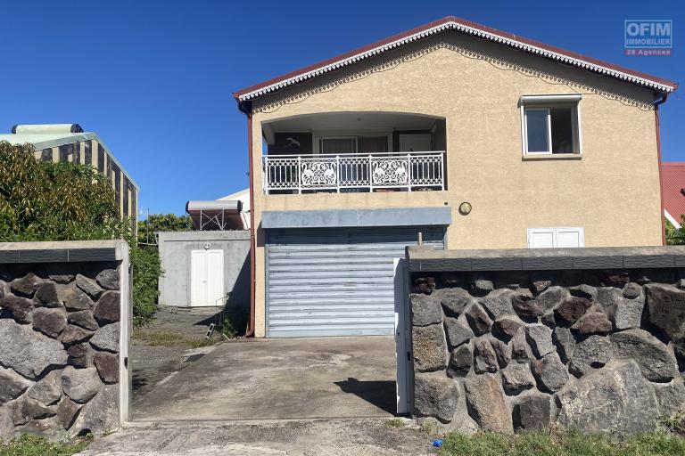 A vendre grande maison au coeur du centre ville du Port.