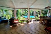 Charmante villa F6 de plain pieds avec piscine et jardin exotique de 953 m2 - Les Avirons -