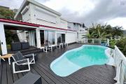 A louer grande villa F5 avec piscine, vue panoramique, jardin, parking pour 4 voitures à Bellepierre, proche CHU