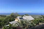 Grande maison composée de deux F3 de 250 m2 utiles, implantée sur 450 m2 de terrain plat, avec piscine, jacuzzi et magnifique vue mer et montagne à 250 m d'altitude.