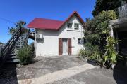 Grande maison composée de deux F3 de 250 m2 utiles, implantée sur 450 m2 de terrain plat, avec piscine, jacuzzi et magnifique vue mer et montagne à 250 m d'altitude.