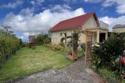 Au Tevelave une grande et jolie maison F4+ de 2008 avec vue mer et montagne au centre du village, proche de toutes les commodités avec un joli jardin et beaucoup d'espace couvert