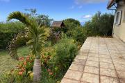 Au Tevelave une grande et jolie maison F4+ de 2008 avec vue mer et montagne au centre du village, proche de toutes les commodités avec un joli jardin et beaucoup d'espace couvert