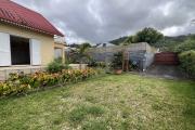 Au Tevelave une grande et jolie maison F4+ de 2008 avec vue mer et montagne au centre du village, proche de toutes les commodités avec un joli jardin et beaucoup d'espace couvert