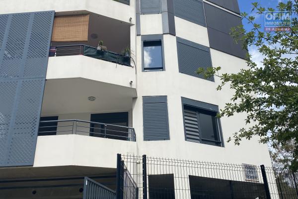  A vendre ce bel appartement de type F2 de 39,58 m2 et 9,08 m2 de varangue sur la résidence Bois de senteur situé avenue Georges Brassens 97490 Sainte Clotilde.
