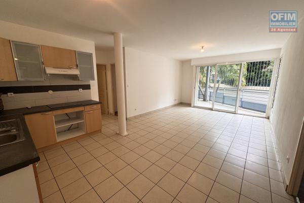 A louer grand appartement T3 avec large terrasse et parking à Saint Denis - résidence Edmond Albius