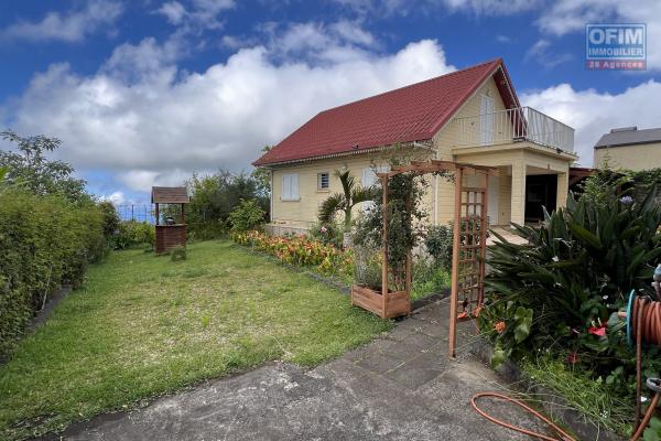 Au Tevelave une grande et jolie maison F4+ de 2008 avec vue mer et montagne au centre du village, proche de toutes les commodités avec un joli jardin et beaucoup d'espace couvert