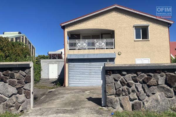 A vendre grande maison au coeur du centre ville du Port.